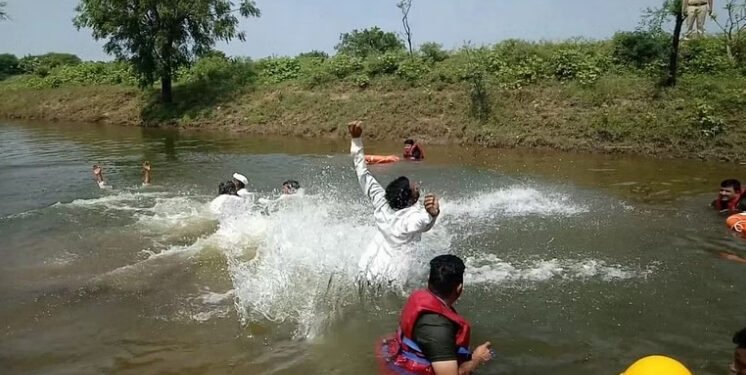 शिर्डीत स्वाभिमानी शेतकरी संघटनेचं आंदोलन, पोलिसांकडून धरपकड सुरू
