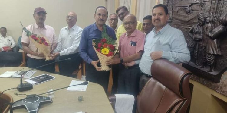 दि सोलापूर इंडस्ट्रियल को-ऑप इस्टेट सोसायटी लि. वतीने आयुक्तांचा पुष्पगुच्छ देऊन सत्कार…