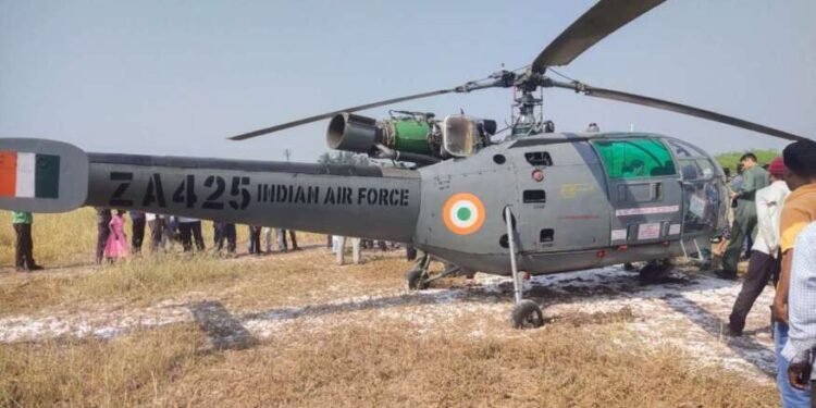 वायूदलाच्या हेलिकॉप्टरचं बारामतीत इमर्जन्सी लँडिंग, आटोळेंच्या शेतात ‘चेतक’ उतरलं
