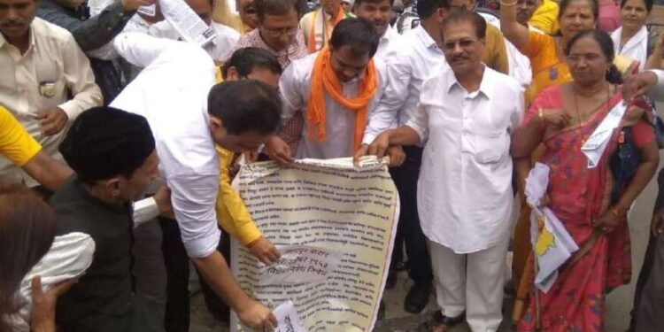 वेगळ्या विदर्भ राज्यासाठी विदर्भवादी आक्रमक; नागपूर विधानभवनावर काढला मोर्चा….