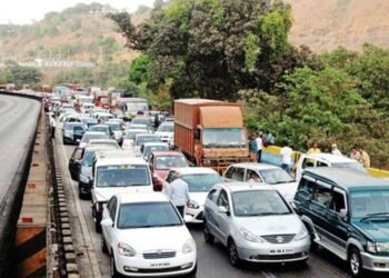 मुंबई गोवा महामार्गावर वाहतूक कोंडी,पर्यटकांची संख्या वाढल्याने ट्रॅफिक जॅम