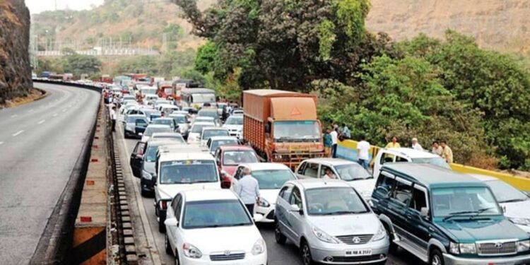 मुंबई गोवा महामार्गावर वाहतूक कोंडी,पर्यटकांची संख्या वाढल्याने ट्रॅफिक जॅम