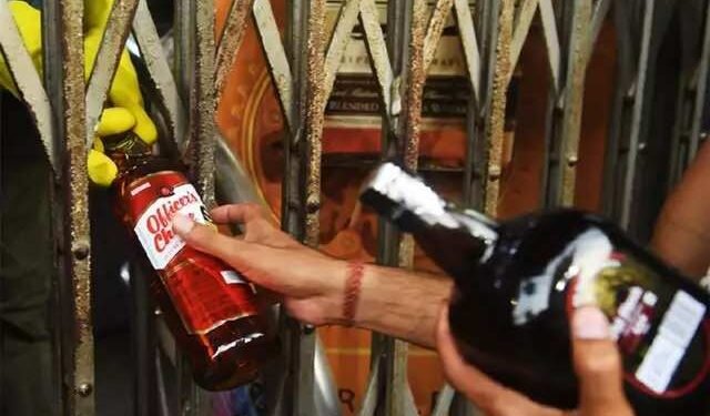 दारु विक्री बंद करण्याच्या मागणीसाठी विद्यार्थी अन् गावकरी एकवटले