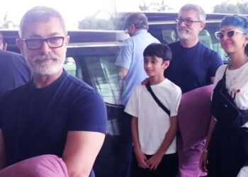 आमिर खान कुटुंबासोबत दिसला वेगळ्या लूकमध्ये…