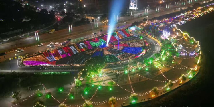 (ड्रोन व्ह्यू) – मुंबई नववर्षाच्या स्वागताची मनोहक तयारी – वांद्रे रेक्लेमेशन लाइटशो
