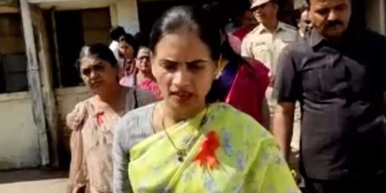 सरकारी रुग्णालयात औषध मिळेना, केद्रीय राज्यआरोग्यमंत्री चिडल्या…