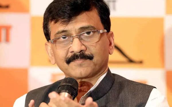 शिवसेना भवनावर ताबा मिळवण्याची भाषा करणाऱ्यांचे बाप आले पाहिजेत – संजय राऊत