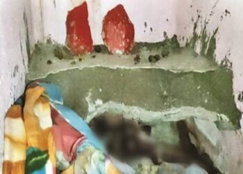 धक्कादायक ..! अंत्यसंस्कारासाठी पैसे नसल्याने मृतदेह घरातच मिठ टाकून पुरला…