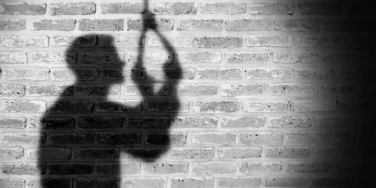 बँक कर्मचार्याच्या त्रासाला कंटाळून सेवकाची लातूरात आत्महत्या…