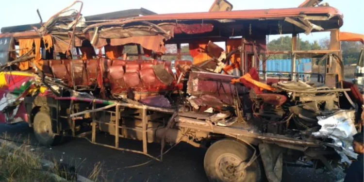 ट्रक-ट्रॅव्हल्सची समोरासमोर धडक, 10 जण ठार; मुख्यमंत्र्यांकडून 5 लाखांची मदत जाहीर