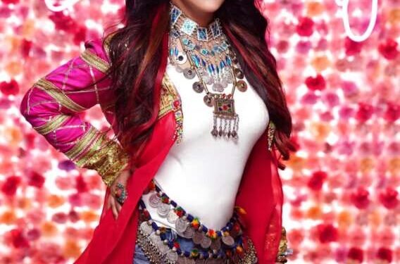 अमृता फडणवीस यांच्या…अज मैं मूड बना लेया…. नवीन गाण्यापेक्षा इंडो वेस्टर्न लूकचीच जास्त चर्चा…