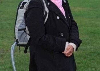 स्मितहास्य असलेली चित्रातील स्त्री म्हणजे सलवा हुसेन…तिच्या पिशवीत कृत्रिम हृदय ठेवणारी ही जगातील एक दुर्मिळ घटना आहे…