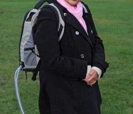 स्मितहास्य असलेली चित्रातील स्त्री म्हणजे सलवा हुसेन…तिच्या पिशवीत कृत्रिम हृदय ठेवणारी ही जगातील एक दुर्मिळ घटना आहे…