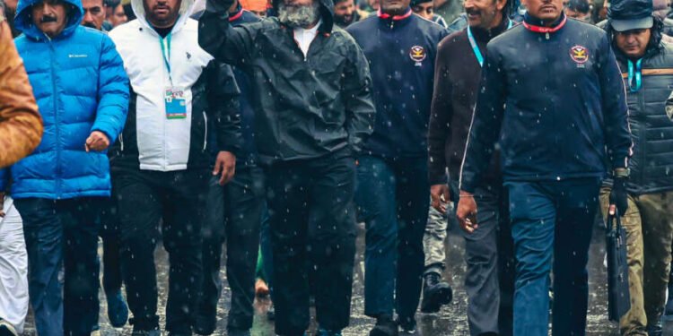 राहुल गांधींकडून रेनकोट घालण्याचा आग्रह; राऊत म्हणाले, ‘चिंता नको, राजकारणात पाऊस अन् वादळं येतच असतात…