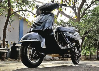 वाह! अफलातून स्कूटर… ढकला तरी पडणार नाही…स्टँड लावायची कटकट संपली !