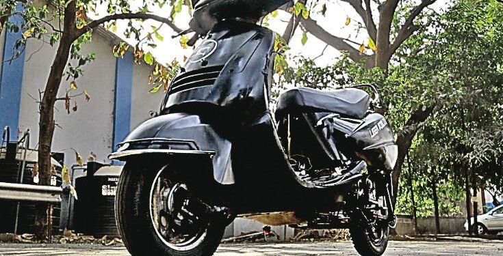 वाह! अफलातून स्कूटर… ढकला तरी पडणार नाही…स्टँड लावायची कटकट संपली !