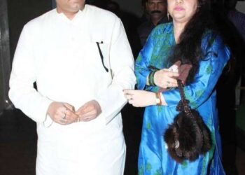 राज ठाकरेंसमोर पहिल्यांदाच बायकोचे भाषण; इथे आलीच आहे तर नवऱ्याला चांगलीच कापते