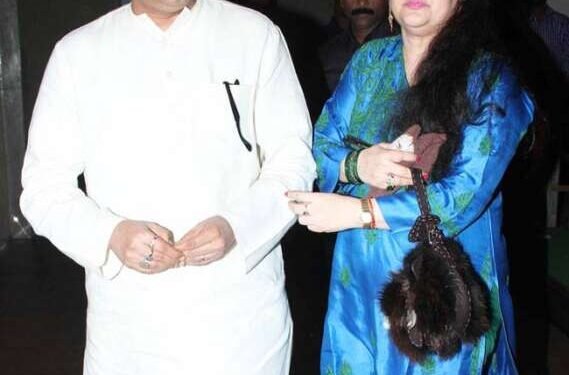 राज ठाकरेंसमोर पहिल्यांदाच बायकोचे भाषण; इथे आलीच आहे तर नवऱ्याला चांगलीच कापते