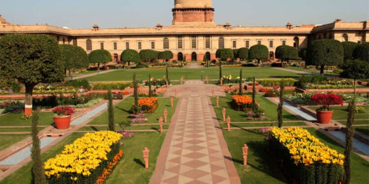 राष्ट्रपती भवनमधील ‘मुघल’ गार्डनचं नामांतर, आता ते ‘अमृत उद्यान’ म्हणून ओळखले जाणार….