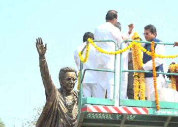 LIVE – काळा घोडा, मुंबई येथे वंदनीय बाळासाहेब ठाकरे यांच्या पुतळ्यास पुष्पहार व अभिवादन