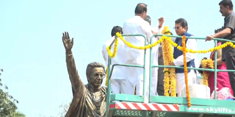 LIVE – काळा घोडा, मुंबई येथे वंदनीय बाळासाहेब ठाकरे यांच्या पुतळ्यास पुष्पहार व अभिवादन