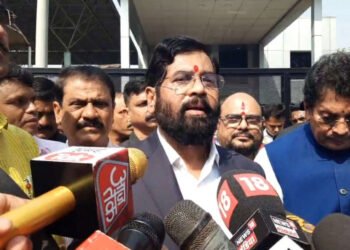 LIVE : दावोसमधून मुख्यमंत्र्यांनी किती गुंतवणूक आणली? मुंबई विमानतळाबाहेरून लाइव्ह…