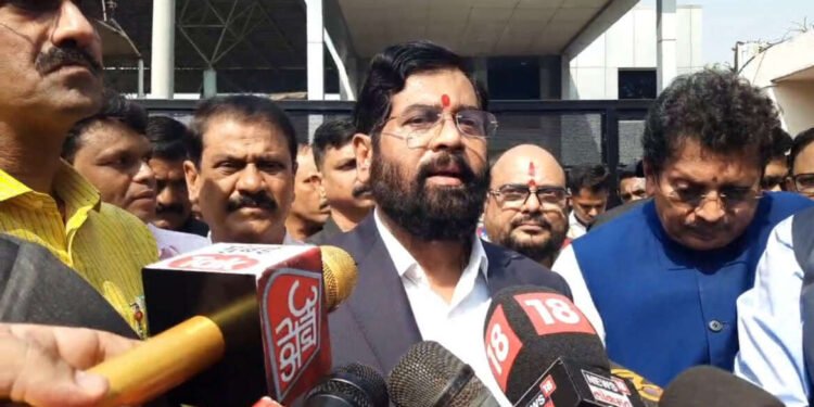 LIVE : दावोसमधून मुख्यमंत्र्यांनी किती गुंतवणूक आणली? मुंबई विमानतळाबाहेरून लाइव्ह…