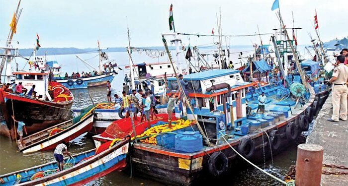 रत्नागिरीजवळ गुजरातच्या बोटीला जलसमाधी; दोन खलाशांचा मृत्यू, एक जण बेपत्ता…