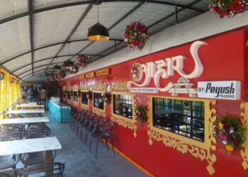 हि रेल्वे नाही ! हे आहे आहार द रेल कोच रेस्टोरंट…