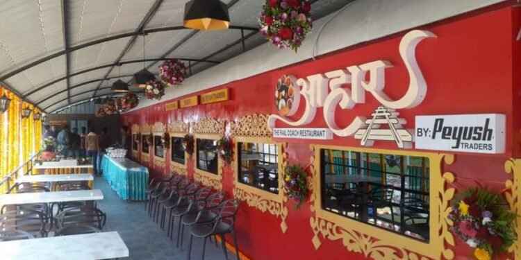 हि रेल्वे नाही ! हे आहे आहार द रेल कोच रेस्टोरंट…