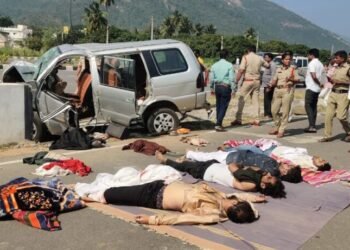 तिरुपतीचे दर्शन घेऊन परतताना जुळे सोलापूरातील चार तरुणांचा जागीच मृत्यृ तर चौघे गंभिर जखमी…