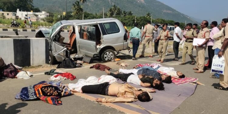 तिरुपतीचे दर्शन घेऊन परतताना जुळे सोलापूरातील चार तरुणांचा जागीच मृत्यृ तर चौघे गंभिर जखमी…