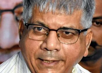 आम्ही हार घालायला तयार आहोत, पण ते मान पुढे करत नाही – प्रकाश आंबेडकर