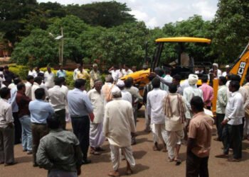 उस्मानाबादमधील अख्खं गाव विस्थापित ! तीनशे कुटुंब रस्त्यावर, प्रशासनानेही हात झटकले…