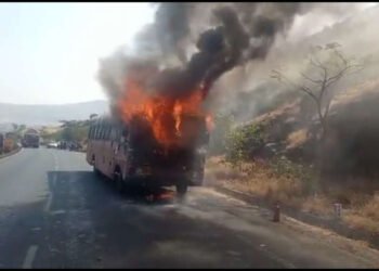 बर्निंग बसचा थरारक VIDEO राहुड घाटात चालत्या बसने घेतला पेट; ३५ प्रवासी बसमध्ये…