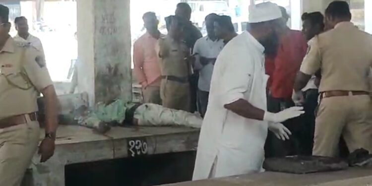 ब्रेकींग ! सोलापुरात डोक्यात फारशी घालून अनोळखी युवकाचा खून ; चिप्पा मार्केट इथली घटना