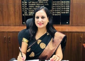 एक लेखानं बदललं आयुष्य, सुंदर अन् डॅशिंग IAS सोनलचा भन्नाट प्रवास…