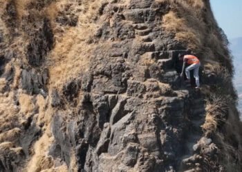 गिर्यारोहक तानाजीचा पराक्रम! अवघ्या 11 मिनिटात सर केला कठीण असा लिंगाणा सुळका…