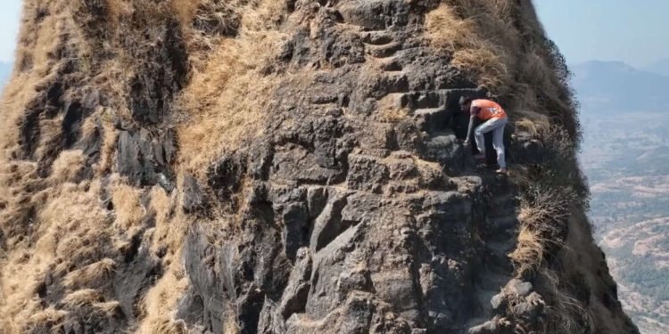 गिर्यारोहक तानाजीचा पराक्रम! अवघ्या 11 मिनिटात सर केला कठीण असा लिंगाणा सुळका…