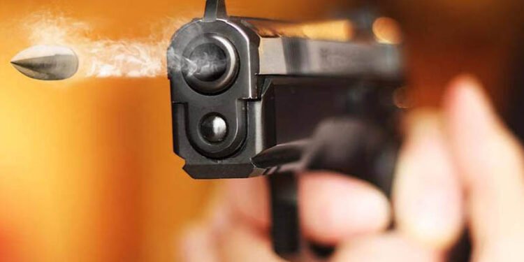 मुंबईच्या रस्त्यावरच दोन मित्रांवर गोळीबार; ४५ कोटी रुपयांचं टेंडर ठरलं कारणीभूत