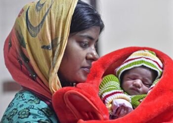 मुलींच्या जन्माचं अनोख, स्वागत 2 किलो जिलेबी आणि सोन्याचं नाणं…