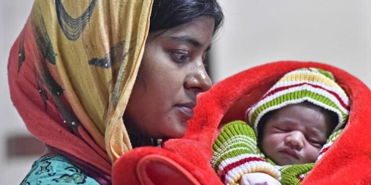 मुलींच्या जन्माचं अनोख, स्वागत 2 किलो जिलेबी आणि सोन्याचं नाणं…