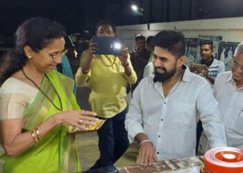 पेठे फूडसच्या शिरपेचात अजून एक मानाचा तुरा…खा.सुप्रियाताई सुळे यांनी पेठे फूडस च्या दुकानाला भेट…