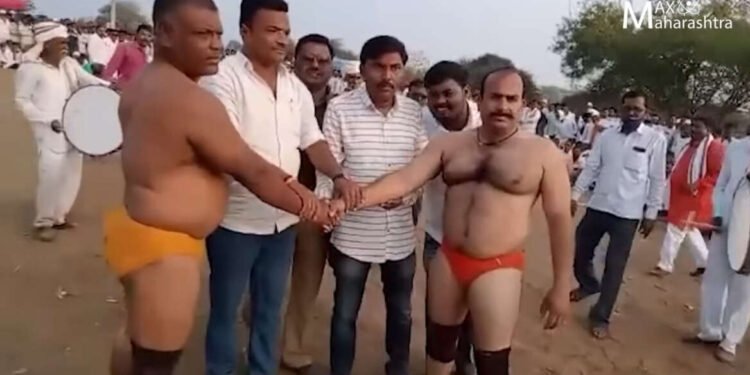 बंदोबस्तासाठी गेलेल्या पोलिसाने कुस्तीच्या फडात ठोकला शड्डू…