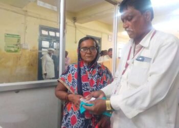 जिल्हा बँकेच्या औसा शाखेत ग्राहकाची सापडलेली रोख रक्कम, कागदपत्राची बॅग केली परत…