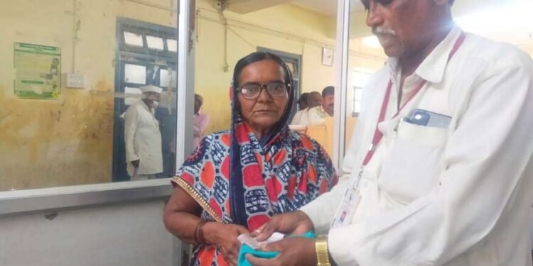 जिल्हा बँकेच्या औसा शाखेत ग्राहकाची सापडलेली रोख रक्कम, कागदपत्राची बॅग केली परत…