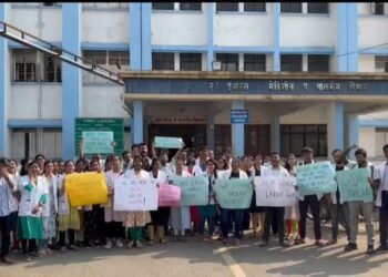 ‘स्वाराती’ रुग्णालयातील निवासी डॉक्टर संपावर गेल्याने रुग्णसेवा विस्कळीत