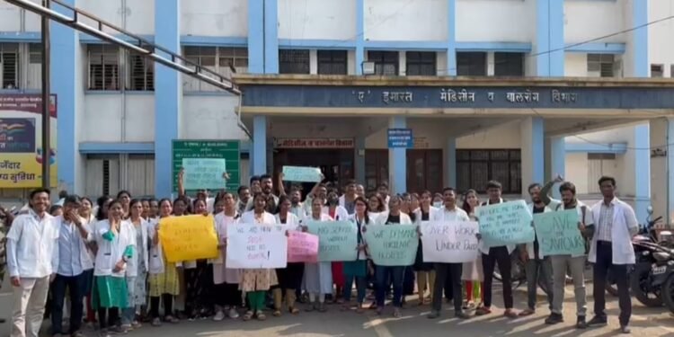 ‘स्वाराती’ रुग्णालयातील निवासी डॉक्टर संपावर गेल्याने रुग्णसेवा विस्कळीत