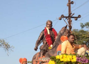 पिसादेवीत शिवरायांच्या भव्य अश्वरूढ पुतळ्याचे आगमन, शिवजयंतीच्या मुहूर्तावर होणार स्थापना…
