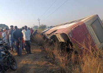 बापरे..! एसटीचा  पाटा तुटून ST पलटी; एकूण चालक व वाहक सहित 25 जण जखमी…